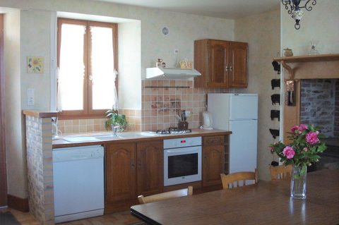 La cuisine comporte 1 gazini&egrave;re 4 feux avec four, 1 frigo avec compartiment cong&eacute;lation, 1 hotte aspirante, 1 po&ecirc;le &agrave; bois ( bois fourni ), 1 bahut, 1 table avec 8 chaises, un micro onde et un lave vaisselle, toute la vaisselle et ustensiles de cuisine pour 8 personnes : cafeti&egrave;re &eacute;lectrique, cocotte minute, service &agrave; raclette, faitout, grille-pain, planche &agrave; repasser avec fer....)&nbsp;