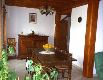 Salle &agrave; Manger : une table pour 12 personnes et 6 chaises, un bahut