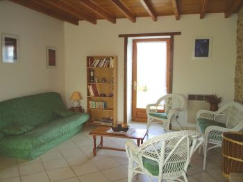 Salle &agrave; Manger : 1 table basse, une banquette clic clac et un salon en rotin